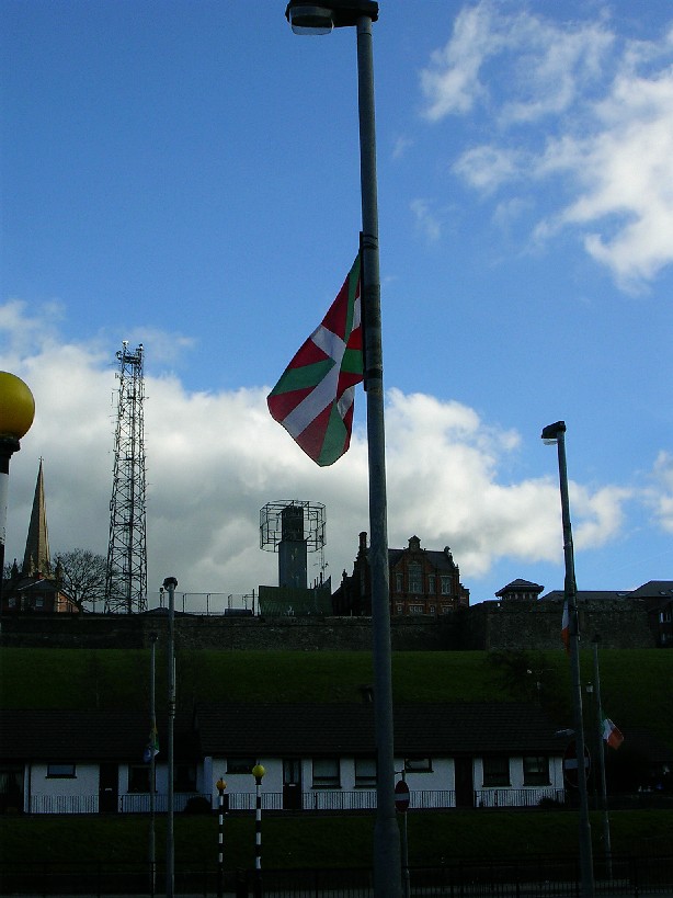 Ikurriña en Bogside,con torreta militar al fondo